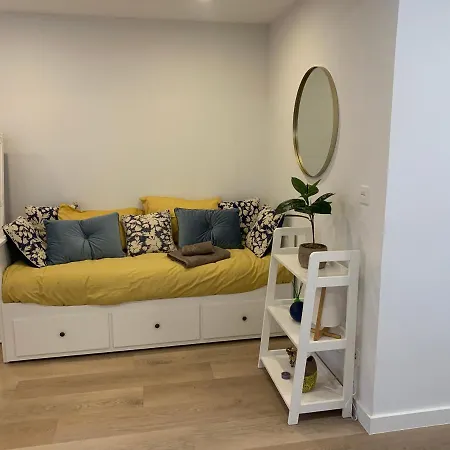 Urbanizacion Con Piscina Arnelas דירה